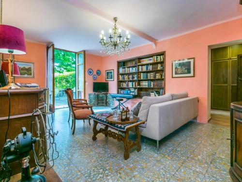 Μια τηλεόραση ή/και κέντρο ψυχαγωγίας στο Holiday Home La Pace by Interhome