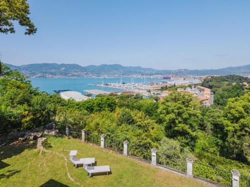 ein Park mit Bänken und Blick aufs Wasser in der Unterkunft Holiday Home Villa Diana by Interhome in La Spezia