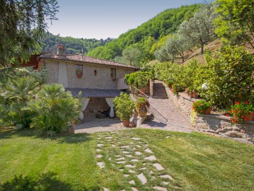 een huis op een heuvel met een tuin bij Holiday Home Santa Margherita by Interhome in Pescia