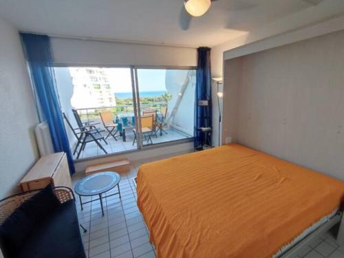 une chambre avec un lit et une vue sur un balcon dans l'établissement Vue mer exceptionnelle, à La Grande Motte