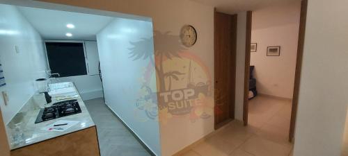 una cocina con un cartel de forsie en la pared en TOP SUITE Lugar encantador con parqueadero, internet 200Mgz, en Santa Marta