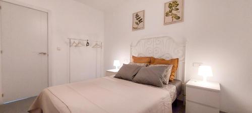 מיטה או מיטות בחדר ב-APARTAMENTO SUITE MURILLO-PLAZA DE LA MAGDALENA