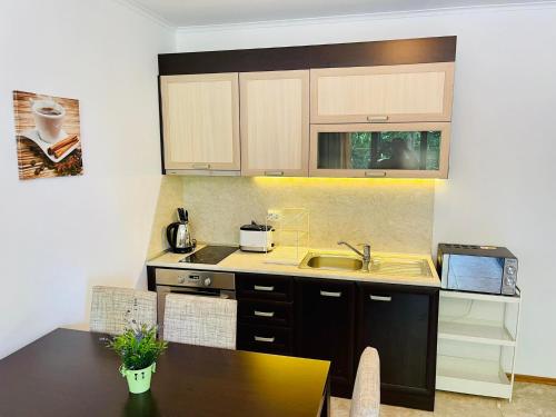 Una cocina o zona de cocina en Apartment complex Mirage of Nessebar