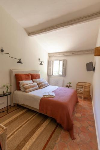 une chambre avec un grand lit dans une pièce dans l'établissement Domaine de la Xavolière, à Saint-Cézaire-sur-Siagne