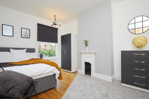 A bed or beds in a room at Large Derby Cathedral Town House - Sleeps 8 w parking
