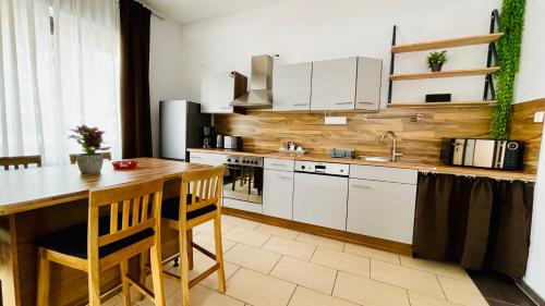 Una cocina o cocineta en Nanis Hotel & Appartements