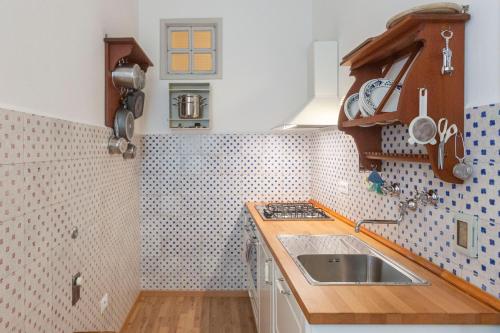 een keuken met een spoelbak en een aanrechtblad bij Apartment Vespucci- quite Historic Palace in Florence