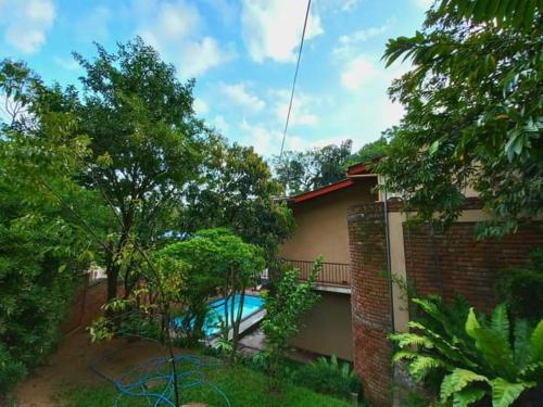 una casa con piscina en un patio en Veraima Kandy en Kandy