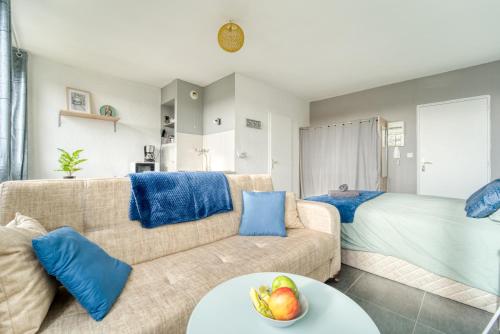 un salon avec un canapé et un lit dans l'établissement Mon Rez-de-Chaussée Ville Parking Privé Un-Séjour-à-Part, à Metz