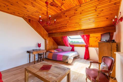 a bedroom with a bed and a wooden ceiling at Appartement Pointe de la Sambuy in Trévignin
