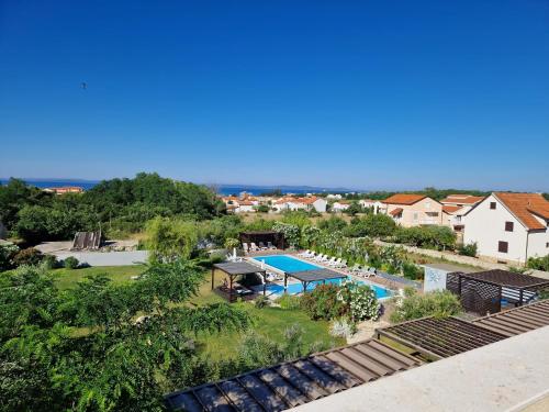 een luchtzicht op een resort met een zwembad bij My Nest Accommodation in Privlaka