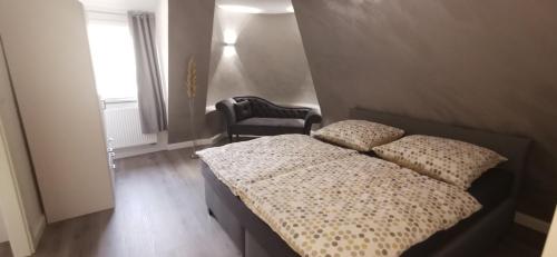 1 dormitorio con 1 cama con 2 almohadas y ventana en Ferienwohnung Moselterrasse, en Zell an der Mosel