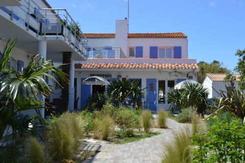 Ein Garten an der Unterkunft Atlantic Hôtel