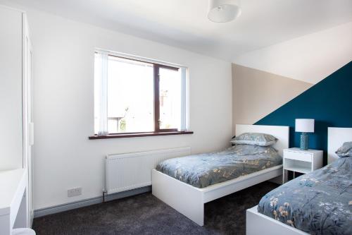 Tempat tidur dalam kamar di Fully refurbished North Belfast Home 3