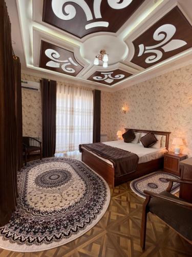 1 dormitorio con cama y techo artesonado en Said Islom Khoja, en Khiva