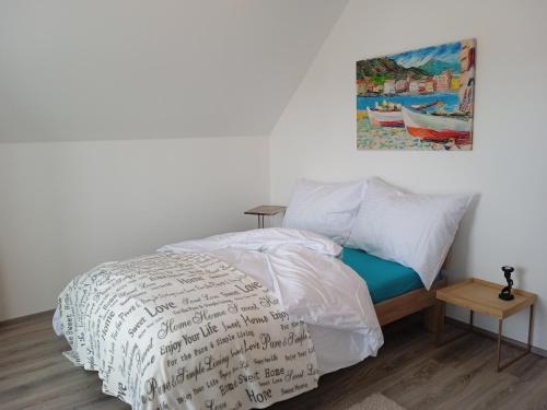 um quarto com uma cama e um quadro na parede em Lipno - Villa Bernard - Lakeside Village em Frymburk