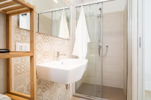 een badkamer met een wastafel en een douche bij Baia Marzamemi appartamenti Vendicari, Balata, Tonnara, Cortile del Rais in Marzamemi
