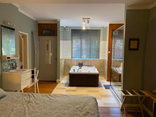 Postel nebo postele na pokoji v ubytování De Buitenmuur - Vintage Suite & Bohemian Loft, elk met Privé-ingang en Jacuzzi