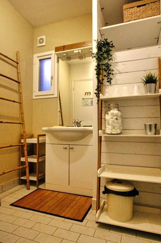 une salle de bain avec un lavabo et des toilettes dans l'établissement CASA di u cuginu, à Calenzana