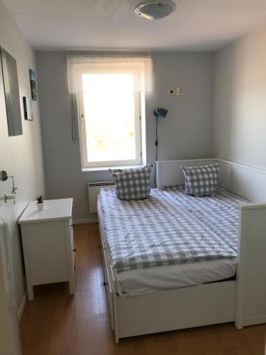sypialnia z 2 łóżkami i oknem w obiekcie Solhem Bohus Björkö w mieście Björkö