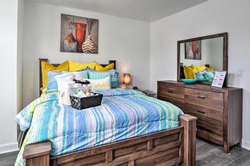 Tempat tidur dalam kamar di Cozy Philadelphia Retreat about 4 Mi to Downtown