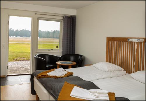 Postel nebo postele na pokoji v ubytování Varbergs GK Västra Hotell