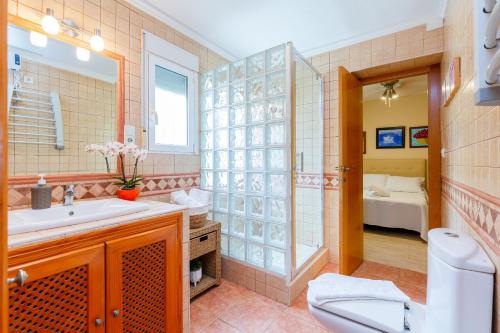 bagno con lavandino e servizi igienici di Fidalsa Coastal Soul a Torrevieja