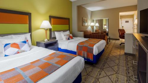 A bed or beds in a room at Best Western Plus Newport News