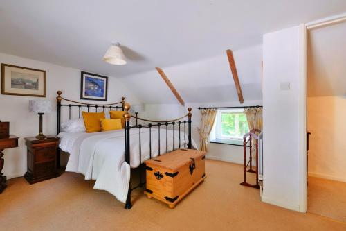 1 dormitorio con cama y ventana en Finest Retreats - River Cottage, en Nancledra