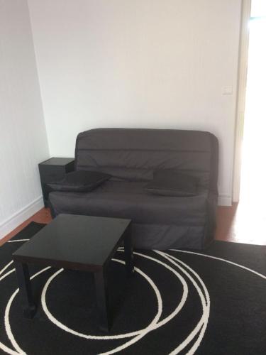 un salon avec un canapé et une table basse dans l'établissement Studio avec TERRASSE pour 2 personnes à Nice !, à Nice