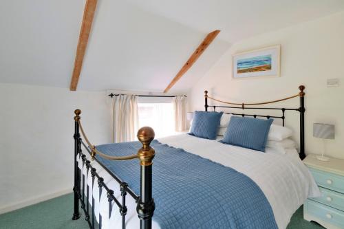 Voodi või voodid majutusasutuse Finest Retreats - Waterside Cottage toas