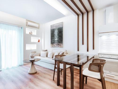 sala de estar con mesa y sofá en Luxury Apartment in the Heart of the City - 1BR, en Atenas