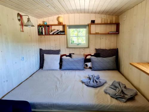 una habitación con cama en una casa pequeña en Maringotka KLINGER, en Banská Štiavnica