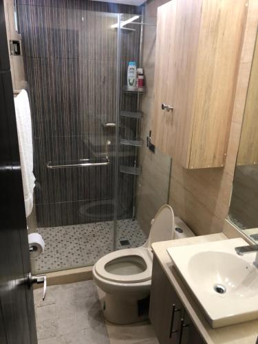 a bathroom with a shower and a toilet and a sink at Navona Towers Amplio Apart, Dos Noches minimo, para 4 personas lo mejor de Panamá in Panama City