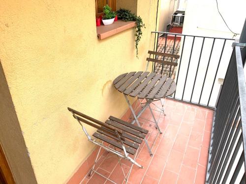 een tafel en een stoel op een balkon bij Apartment next to Ramblas in Barcelona