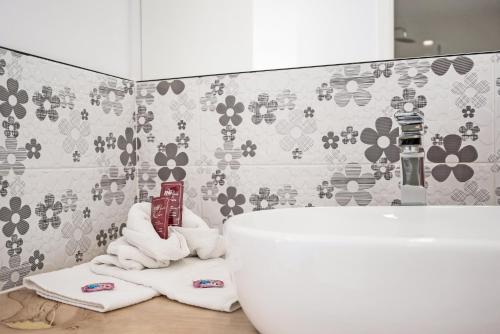 Habitación con baño con toallas y aseo. en Casa de 10 - 2a, en Vejer de la Frontera