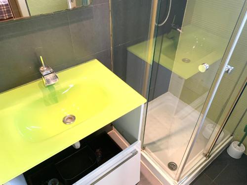 een badkamer met een gele wastafel en een douche bij Apartment next to Ramblas in Barcelona