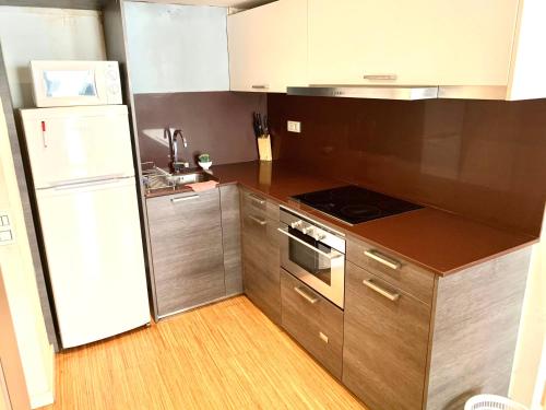 een keuken met een koelkast en een fornuis top oven bij Apartment next to Ramblas in Barcelona