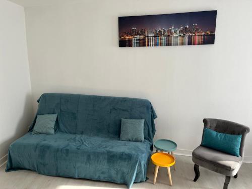 un salon avec un canapé et une chaise dans l'établissement Charmante maison de ville avec parking à côté., à Morlaix