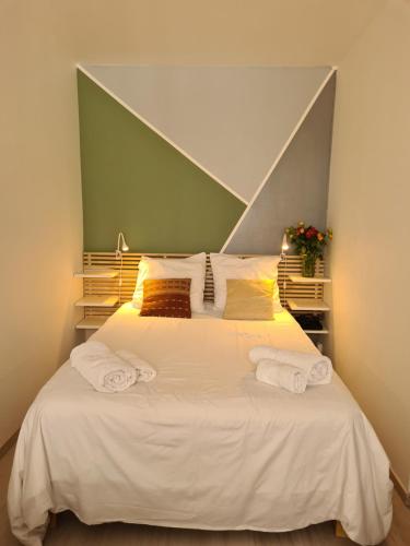 a bedroom with a large white bed with towels on it at Studio centre de Bordeaux in Bordeaux