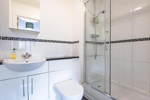 Koupelna v ubytování Glorious 2BR APT in Maidenhead Town Centre - FREE Parking, Wi-Fi & Netflix - By JDF Property