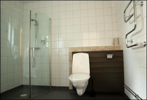 Ett badrum på Varbergs GK Västra Hotell