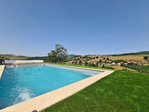 - une piscine dans une cour avec de l'herbe verte dans l'établissement Château de Gorze, à Germolles-sur-Grosne