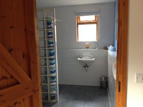 uma casa de banho com um lavatório, um WC e uma janela. em Puttocks Farm em Great Dunmow