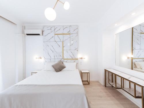 アテネにあるLuxury 3BR Apartment in the Heart of the Cityの白いベッドルーム(ベッド1台、鏡付)