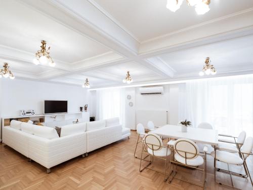 Luxury 3BR Apartment in the Heart of the City