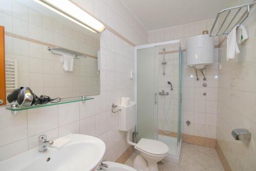 ein Bad mit einem Waschbecken, einem WC und einer Dusche in der Unterkunft Apartman Punta A2+2 in Veli Lošinj