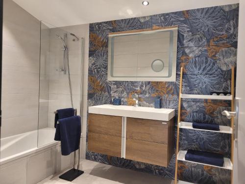 a bathroom with a sink and a shower and a mirror at gîteduruisseau73, maison entière 80m2 au calme, 2 chambres 2 salles de bain avec terrasse et garage in Bourg-Saint-Maurice
