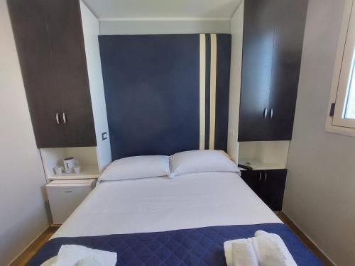 מיטה או מיטות בחדר ב-La stanza sul Porto di Amalfi camera piccina piccina con bagno privato