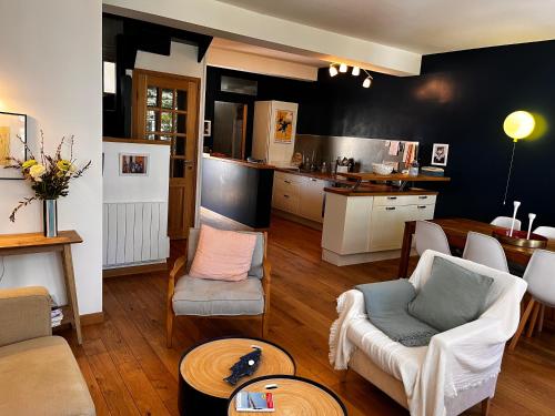 un salon avec un canapé et une table dans l'établissement Bruyère Blanche Le Touquet Paris Plage, à Le Touquet-Paris-Plage